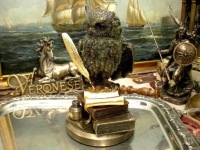 МУДРАЯ СОВА С ПЕРО НА КНИГАХ VERONESE GRAWER v