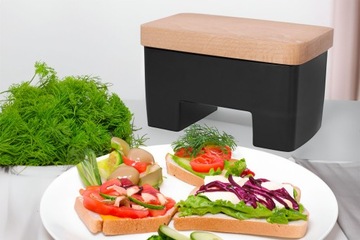Чёрная МАСЛЕНКА SMART с деревянной крышкой и чёрным контейнером для масла.