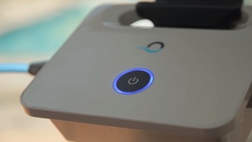 Автоматический пылесос для бассейна Dolphin S100.