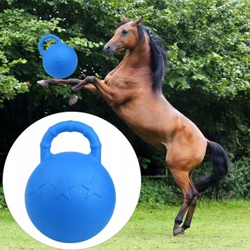 Лошадь играет в мяч с фруктовым ароматом для домашних животных
