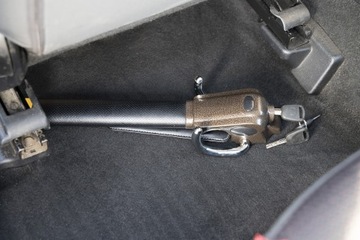 ПРОТИВОУГОННЫЙ АВТОМОБИЛЬНЫЙ ЗАМОК НА РУЛЕ