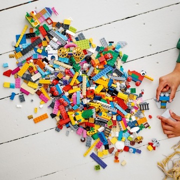 LEGO CLASSIC 90 ЛЕТ ВЕСЕЛЬЯ 11021