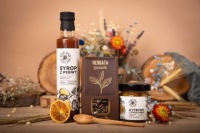 Подарочная корзина KIT в коробке с чайным сиропом
