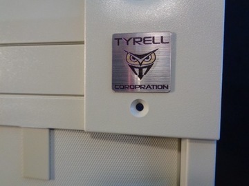 Наклейка с логотипом Tyrell Corporation 468c