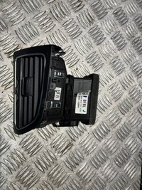 фото thumb №1, Решётка обдув renault megane iv 687616296r europa левая сторона