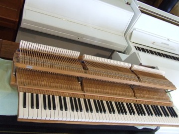 Fortepian Grotrian Steinweg 140 cm, biały