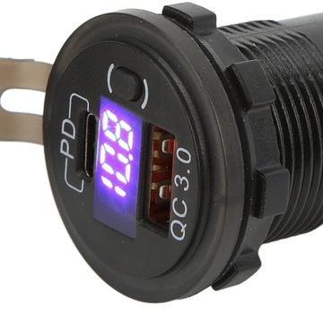 Черная универсальная розетка для зарядного устройства с двумя USB-портами.