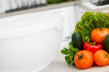 Большая пластиковая миска для взбивания кухонных салатов объемом 6 л, белая, крышка 29см.