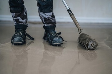 ZESTAW BUTY PODESZWY NAKŁADKI Z KOLCAMI WAŁEK DO WYLEWKI WYLEWEK ŻYWICY KIJ