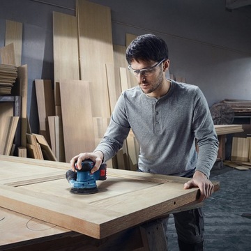 ЭКСЦЕНТРИЧЕСКАЯ ШЛИФОВАЛЬНАЯ БАТАРЕЯ BOSCH 18 В GEX 185-LI + 1x4,0 Ач ЗАРЯДНЫЙ КОРПУС