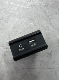 Купить Kia rio iv port разъём соединитель aux usb оригинальный номер 96120-h8100, фото thumb