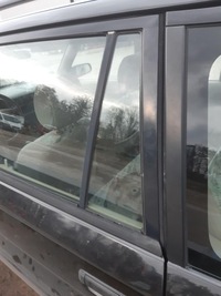 фото thumb №1, Стекло задних левых дверь треугольник mazda demio 2000r