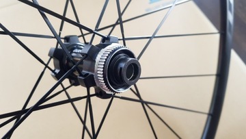 НОВОЕ переднее колесо Shimano W-RX31, жесткая ось, гравий