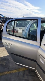 фото thumb №1, Двері праве задня 199 toyota yaris i