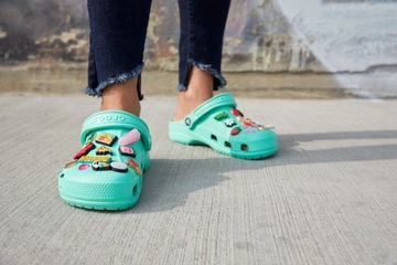 булавка Crocs Jibbitz, украшение для обуви с разбитым сердцем