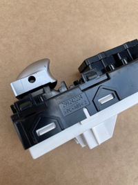 фото thumb №8, Ioniq 5 панель кнопка відкривання вікон перед задня