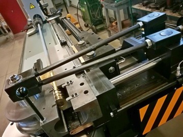 Колено выхлопной системы из нержавеющей стали диаметром 76,1 мм, 60°.