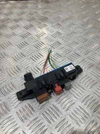 фото thumb №1, Коробка предохранителей opel astra vi l 22- 9830004880