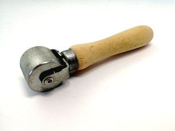 РОЛИК С МЕТАЛЛИЧЕСКИМ ВАЛОМ ДЛЯ ДЕМПФИРОВАНИЯ МАТОВ CTK Roller