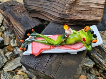 Figurka dekoracyjna żaba żabka na leżaku z drinkiem 19x10x7,5 118551