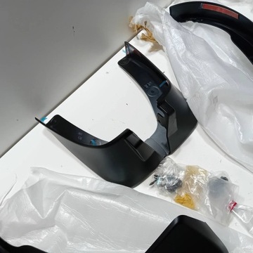 SUZUKI IGNIS III 16- КОМПЛЕКТ БРЫЗГОВИКОВ ЗАДНИХ ПЕРЕДНИХ, НОВЫЙ OEM
