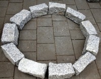 Гранитная ограда, бордюр, гранитные плитки, брусчатка 8x8x16 см, 24–25 кг
