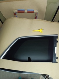 фото thumb №1, Стекло правая bok кузовная mercedes w166 gl gls