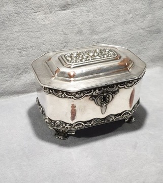 Норблинская сахарница с ключом, 19 век.