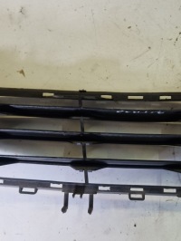 фото thumb №8, Решётка решётка средняя бампера передней oem номер 375768702 opel astra h