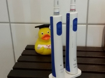 Держатель для зубных щеток ORAL B тройной, белый