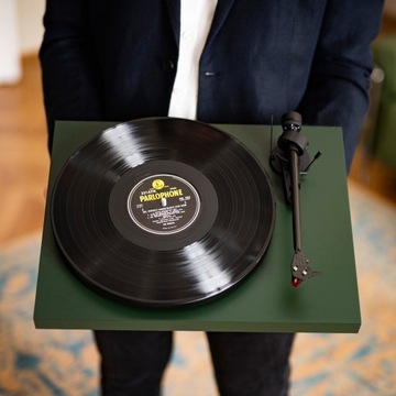 PRO-JECT DEBUT CARBON EVO MM Проигрыватель ORTOFON 2M RED SATIN GREEN