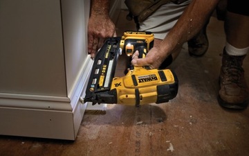 Аккумуляторный гвоздезабиватель 18V XR 16GA корпус + TSTAK VI DeWALT DCN660NT
