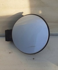 фото thumb №1, Mitsubishi colt 2007 2010 3d крышка заливной топлива серебристая mr959151