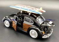 Volkswagen Beetle + доски для серфинга 1:24 Motormax 79591 черный