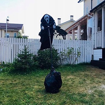 Украшение сада пугало на Хэллоуин