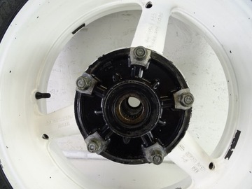 Yamaha R6 RJ03 возле задней части обода