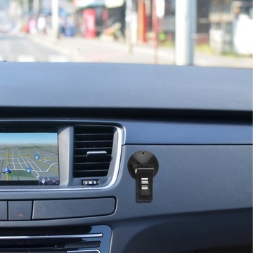 АВТОМОБИЛЬНЫЙ ЗАЖИМ С АВТОМОБИЛЬНЫМ ЗАЖИМОМ НА ПРИСОСКЕ, УСТАНОВЛЕННЫМ В АВТОМОБИЛЬ