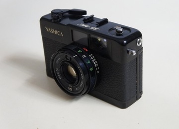 Аналоговая камера YASHICA 35-ME в чехле.