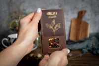 Подарочная корзина с набором чая, кружки и шоколада.