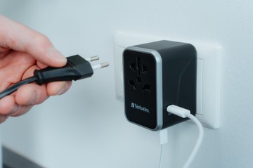 Дорожный адаптер Verbatim UTA-04 глобальный-глобальный 3xUSB 2xUSB-C PD QC
