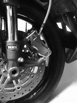 Четырехпоршневые радиальные суппорты HEL, как у Brembo.