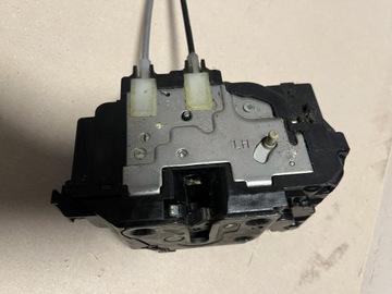 фото thumb №3, Hyundai i20 замок двері лівий зад 2 pin