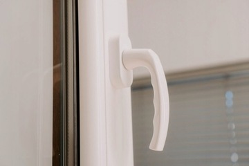 ОКНО ПВХ 70 Х 50 / 700х500 ОТКРЫТОЕ ОРЕХ ИЗ РУКИ