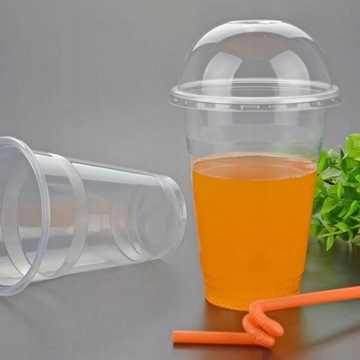 Пластиковые стаканчики с прозрачными крышками для лимонада