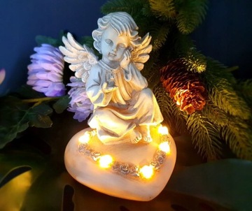 Znicz ANIOŁEK siedzący na sercu podświetlany LED na grób SIOSTRY 18 CM