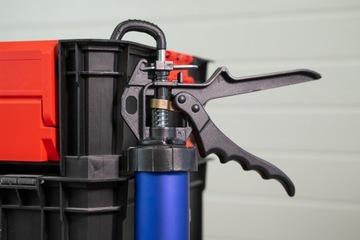 Pistolet wyciskacz do silikonu mas uszczelniacza klejów 600ml MOCNY