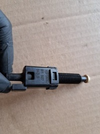 фото thumb №1, Датчик світло стоп педалі vw passat b5 811907343b