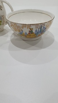 Старинная фарфоровая сахарница и молочник.
