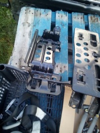 фото thumb №7, Toyota avensis verso 01- крепления сидений 2 ряд ремни болты комплект