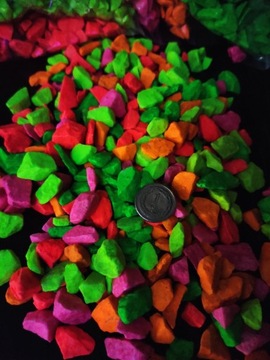 ŚWIECĄCE KAMIENIE W UV FLUORESCENCYJNE 20 sztuk KAMYCZKI OZDOBNE DO WYBORU